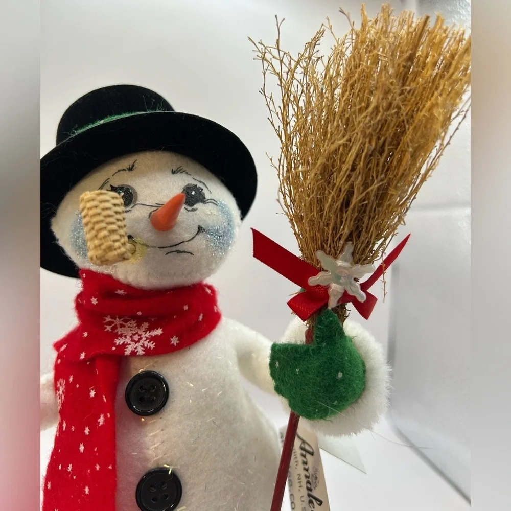 Annalee Classic Christmas Snowman with broom. 2007. Holiday